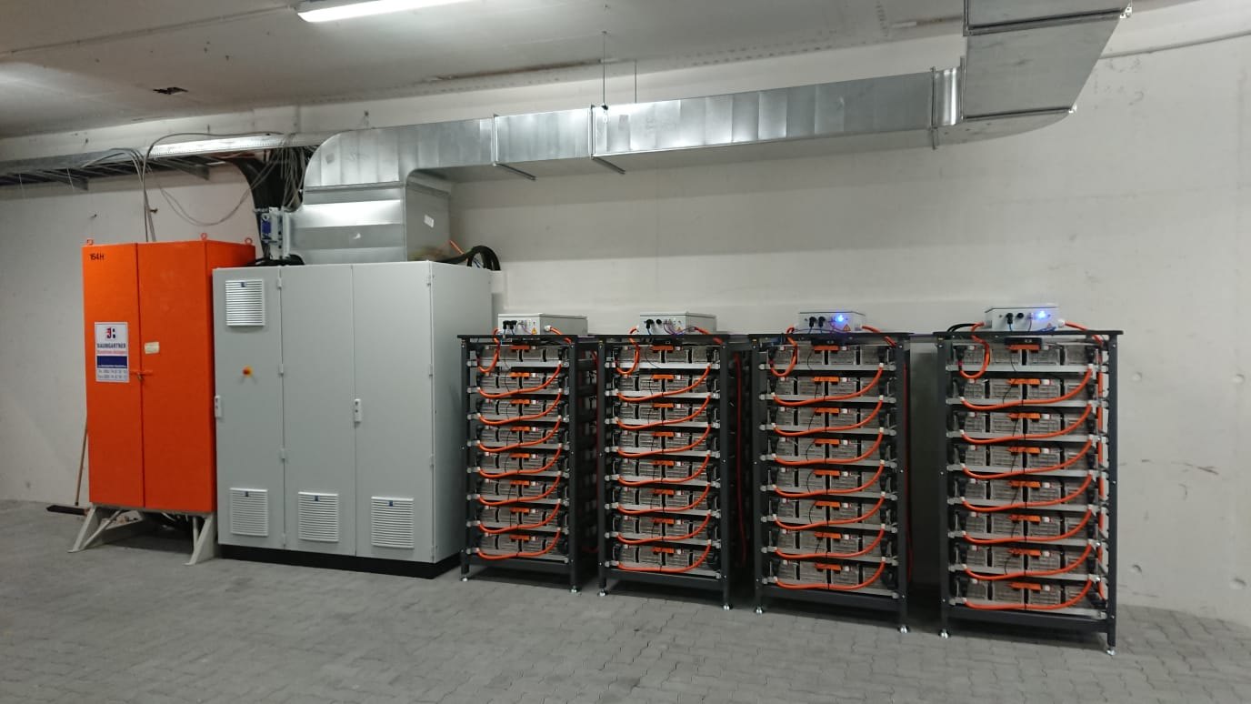 Lithium-Ionen-Batteriespeicher von RVA in Racks mit Steuerschrank
