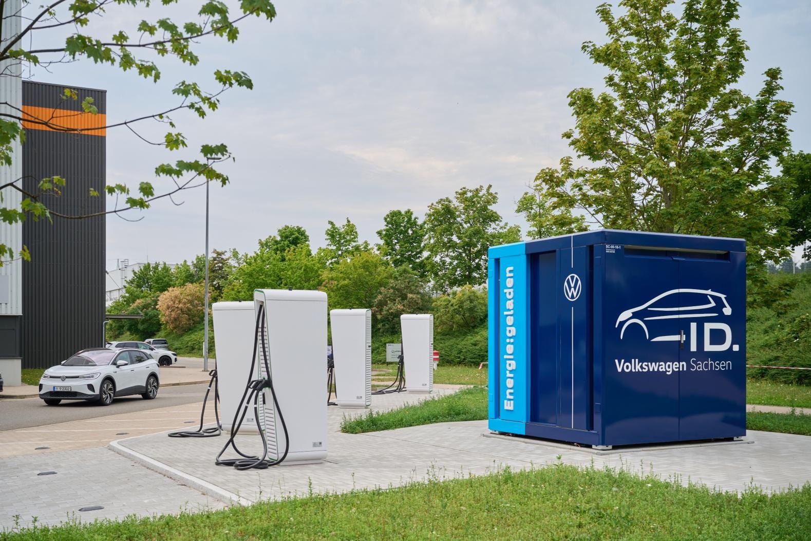 Batterieladestation mit 600 kWh und vier Schnellladesäulen